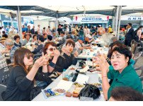 “아직은 괜찮을 것 같아서…” 금세 동난 전어회 - 명지시장